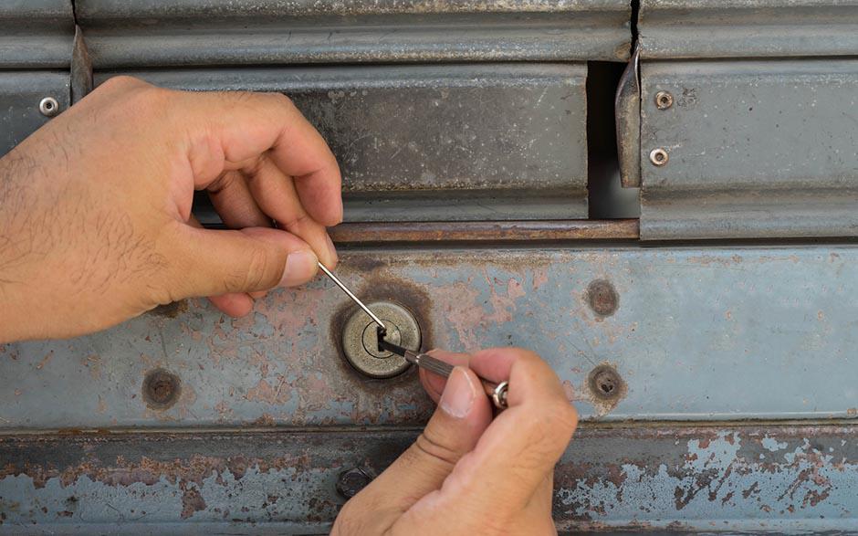 changer serrure porte fermée Limours